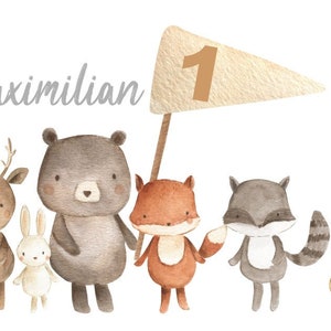 Könnte beinhalten: Eine Aquarell-Illustration einer Waldtierparty zum ersten Geburtstag. Die Tiere umfassen einen Hirsch, einen Bären, einen Fuchs, einen Waschbären und eine Eule. Der Text "Maximilian" und eine Flagge mit der Nummer "1" sind ebenfalls in der Illustration enthalten.