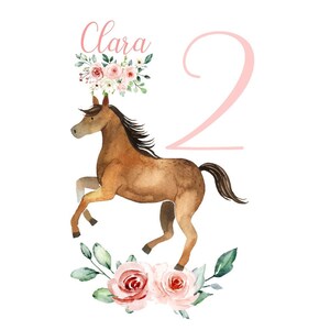 Puede incluir: Una ilustración de acuarela de un caballo marrón con una corona floral rosa y el número 2. El texto "Clara" está escrito sobre el caballo.