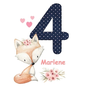 Könnte beinhalten: Eine Aquarell-Illustration eines Fuchses mit einer rosa Blütenkrone, einer blauen Zahl vier mit weißen Herzen und dem Namen Marlene in rosa Buchstaben.