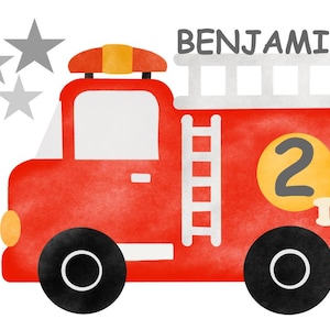 Può includere: Un camion dei pompieri rosso con una scala bianca, un numero 2 giallo e il nome BENJAMIN sul lato. Il camion ha ruote nere e una cabina bianca. Ci sono tre stelle grigie nell'angolo in alto a sinistra dell'immagine.