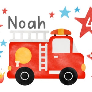 Pode incluir: Um caminhão de bombeiros vermelho com uma escada branca e um tanque de água amarelo. O caminhão tem uma cabine branca com um pára-brisa preto e rodas pretas. O caminhão está rodeado de estrelas vermelhas e azuis e uma estrela vermelha com o número 4 nela. O texto "Noah" está escrito em preto acima do caminhão. Há também um cone de trânsito vermelho e branco e uma chama vermelha.