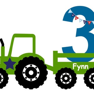Könnte beinhalten: Ein grüner Spielzeugtraktor mit einer blauen Zahl drei hinten. Die Zahl drei hat eine Girlande aus roten, weißen und blauen Flaggen. Der Traktor hat einen blauen Stern an der Seite und der Name "Fynn" ist hinten aufgeschrieben.