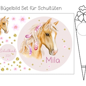 Pode incluir: Conjunto de adesivos para passar a ferro com um cavalo com penas cor-de-rosa e um fundo cor-de-rosa com glitter dourado e flores cor-de-rosa. O conjunto inclui um adesivo que diz "Schoolkid 2024" e um adesivo com o nome "Mila".