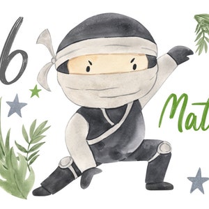 Op de afbeelding: Een aquarel-illustratie van een ninja die een zwart-wit pak draagt met een wit gezichtsmasker. De ninja houdt een groen blad in de ene hand en staat in een vechtpose. De illustratie is omringd door groene bladeren en blauwe sterren. Het getal 6 en de naam "Matts" zijn in het groen geschreven.