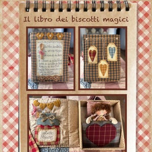 Puede incluir: Un álbum de recortes hecho a mano titulado "Il libro dei biscotti magici" con cubiertas de tela y elementos decorativos. Las páginas presentan adornos de tela, incluyendo corazones, un tarro etiquetado "galletas Mágicas" y una pequeña muñeca. El fondo es un patrón de cuadros rojos y blancos.
