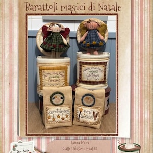 Puede incluir: Imagen de artesanías navideñas hechas a mano. La imagen muestra pequeñas muñecas sobre recipientes decorados y bolsas de tela con los textos "Sweet Dreams" y "Best Wishes". La paleta de colores incluye beige, rojo y azul.