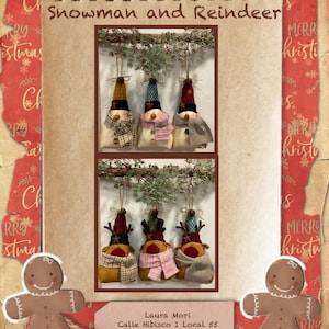 Könnte beinhalten: Ein Set aus drei Schneemann- und drei Rentier-Anhängern. Die Anhänger sind aus Stoff gefertigt und haben einen rustikalen, Vintage-Look. Die Schneemann-Anhänger tragen Hüte und Schals, und die Rentier-Anhänger haben Geweihe und Schals. Die Anhänger hängen an einem Zweig mit grünen Blättern.