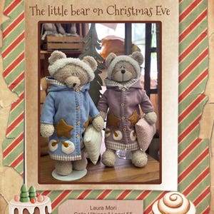 Puede incluir: Dos osos de peluche vestidos con abrigos de invierno, uno azul y otro morado, están uno al lado del otro. Los osos sostienen almohadas y están sobre un fondo navideño. El texto "The little bear on Christmas Eve" está en la parte superior.
