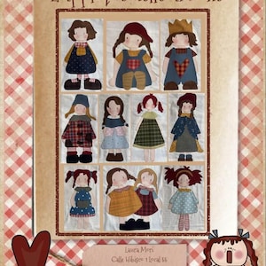 Puede incluir: Una página de cuaderno con una cuadrícula de doce diseños de muñecas de tela. Cada muñeca tiene un atuendo y peinado únicos. El título "L'applique delle amiche" está en la parte superior. También se ven un corazón y una etiqueta con texto.