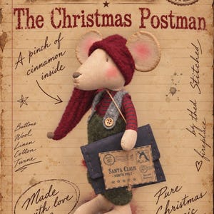 Può includere: Una bambola topo in tessuto con un berretto in maglia rosso scuro e salopette verde, che tiene una busta blu indirizzata a Babbo Natale al Polo Nord. Lo sfondo presenta carta in stile vintage con il testo The Magical Tales of Laura Mori.