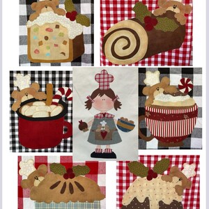 Può includere: Sei diversi quadrati di tessuto a tema natalizio, ognuno con un diverso dolce festivo. I quadrati includono una casetta di pan di zenzero, un tronco di Natale, una tazza di cioccolata calda, un omino di pan di zenzero, una torta e un budino di Natale. Ogni quadrato presenta un simpatico orso con un cappello da chef.