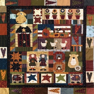 Può includere: Una trapunta colorata a patchwork con una varietà di disegni, tra cui stelle, cuori, animali e case. La trapunta è composta da diversi tessuti in tonalità di rosso, verde, blu, marrone e giallo.