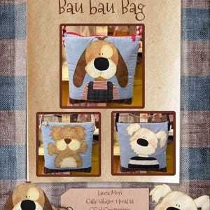 Puede incluir: Una página de cuaderno muestra tres bolsos con temática de perro, con el texto "Bau bau Bag". Los bolsos son de color azul claro con caras de perro aplicadas. También se ve una etiqueta con información de contacto y un recorte de perro.