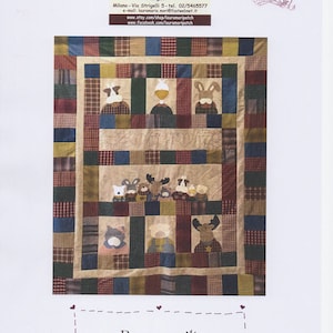 Può includere: Un modello di trapunta con una scena di fienile con animali. La trapunta è realizzata con vari tessuti in tonalità di marrone, verde, blu e rosso. La trapunta è circondata da un bordo di tessuto marrone con un motivo a quadri. Il testo "Barn quilt" è scritto in un carattere marrone su sfondo bianco.