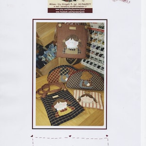 Può includere: Quattro diverse borse in tessuto con un viso di ragazza su ciascuna. Le borse sono realizzate con tessuti e colori diversi, tra cui marrone, blu, rosso e bianco. Le borse sono tutte su una superficie di legno. Il testo "Lepochette" è nella parte inferiore dell'immagine.