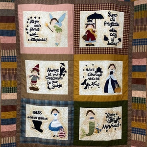 Può includere: Una trapunta patchwork con una varietà di quadrati e rettangoli colorati. Ogni quadrato presenta un personaggio diverso di un film Disney, insieme a una citazione del film. I personaggi includono Trilli, Mary Poppins, Pinocchio, Cenerentola, Alice nel Paese delle Meraviglie e Ariel.