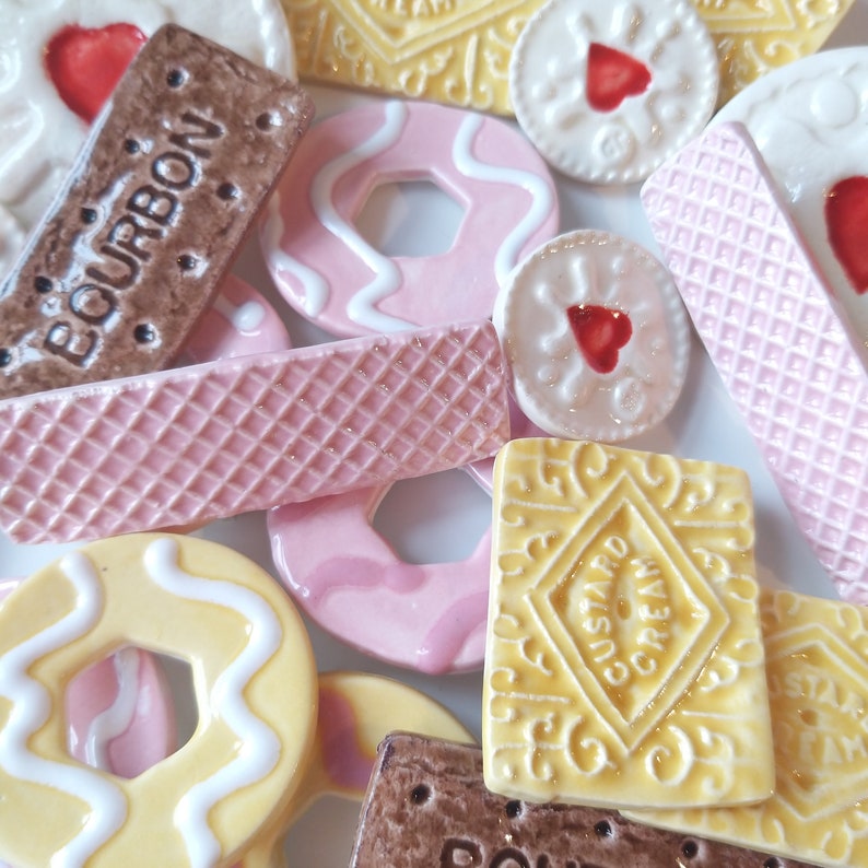 Ceramic Custard Cream Biscuit Brooch image 2