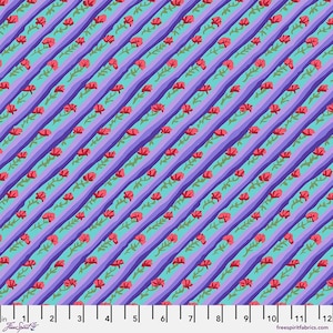 Pode incluir: Um padrão de tecido colorido com listras diagonais em tons de roxo, verde-azulado e vermelho. O design inclui fileiras de flores vermelhas e caules verdes, criando um padrão floral e listrado. O tecido tem uma régua ao longo da borda inferior.