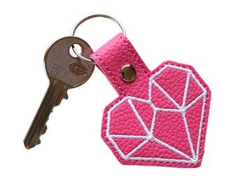 Llavero de corazón geométrico, llavero de piel sintética rosa, llavero de corazón bordado, accesorio de amor moderno