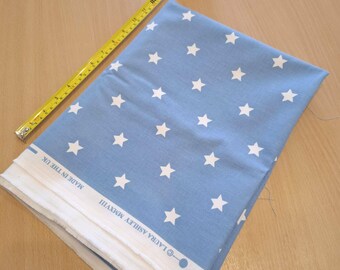 Tela Laura Ashley con estrellas, tela blanca con estrellas sobre fondo azul, material con diseño de estrellas, tela para manualidades, tela para acolchado.