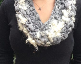 Cielo invernal, cuello tejido de lujo hilado a mano. Merino, seda y mechones de mohair infantil.