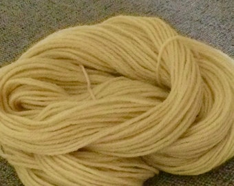 Hilo DK teñido a mano de forma natural, color caléndula. 100 g. Para tejer, tejer a máquina, tejer a ganchillo y manualidades.
