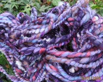 Hilo artístico hilado a mano: lana merino morada, gruesa y fina