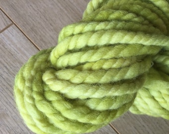 Hilado a mano, refrescante de lima. Grueso. Tejido. Tejido de punto, crochet, manualidades.