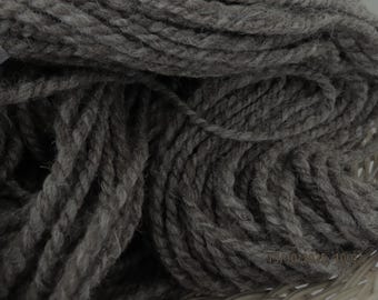 Hilo hilado a mano. 116 g, mezcla BFL marrón suave para tejer, hacer punto y hacer ganchillo.