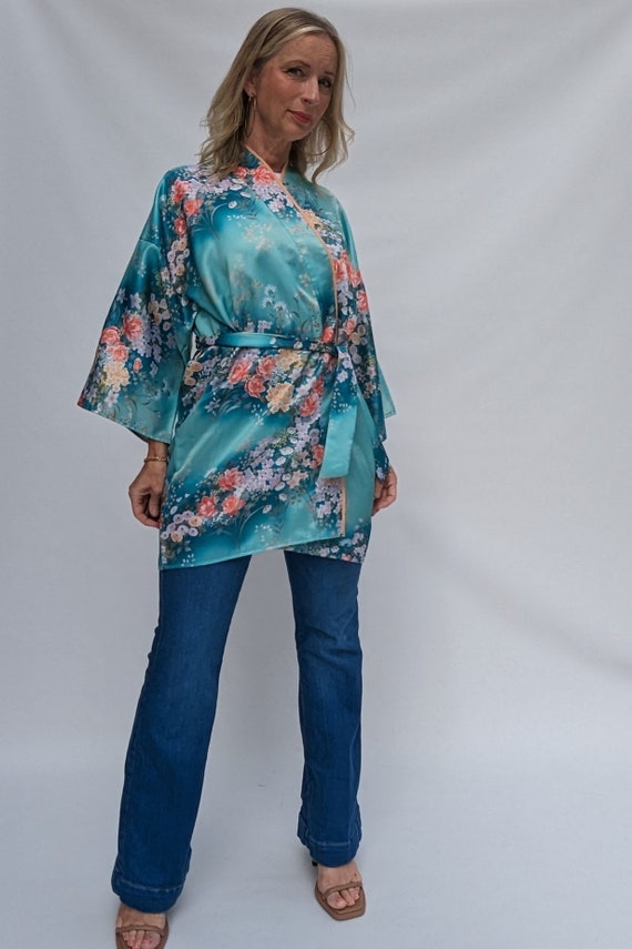 1970s Vintage Kimono Robe Jacket with Floral Desi… - image 2