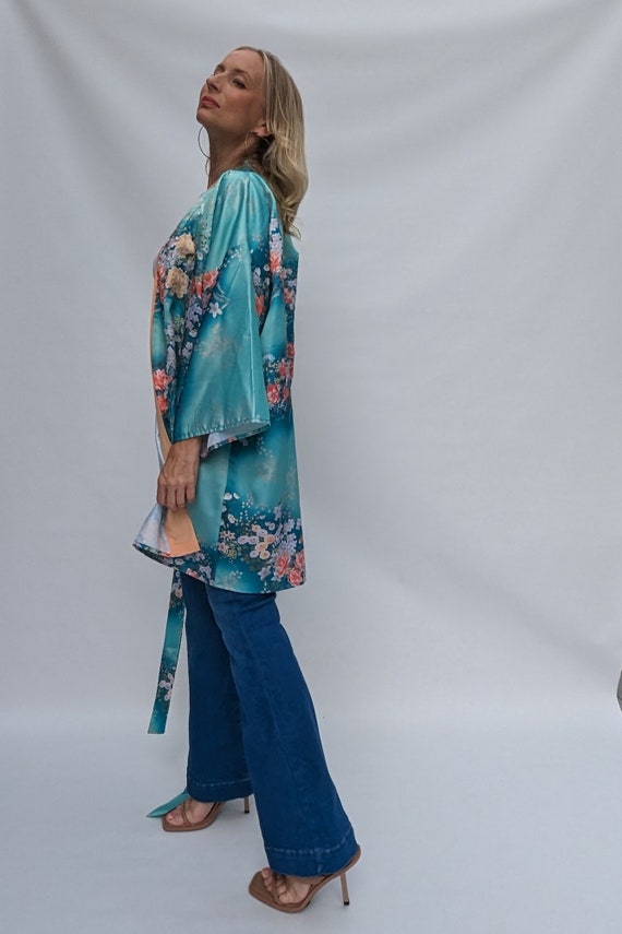 1970s Vintage Kimono Robe Jacket with Floral Desi… - image 3