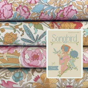 Könnte beinhalten: Stapel von Stoffrollen mit floralen Mustern in Rosa, Blau und Gold. Der Stoff zeigt große Blumen, Blätter und Libellenmuster. Eine Karte mit dem Text "Songbird" und einer Frauenillustration ist zu sehen.