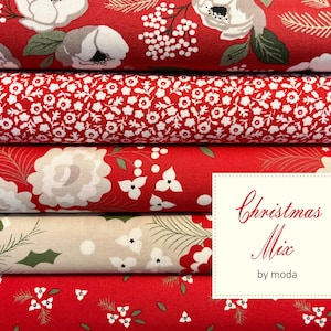 Könnte beinhalten: Ein Stapel weihnachtlicher Stoffe mit verschiedenen roten und weißen Blumenmustern. Einige Stoffe zeigen große weiße Blumen mit grauen Akzenten, während andere kleinere, sich wiederholende Blumenmuster aufweisen. Der Text "Christmas Mix by moda" ist sichtbar.