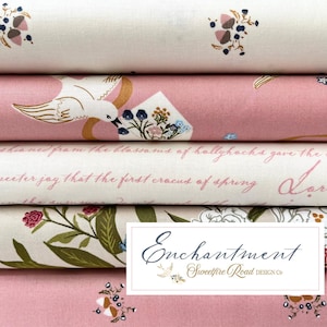 Peut inclure: Une pile de coupons de tissu avec des motifs floraux et d'oiseaux en rose, crème et vert. Un tissu présente un motif de cygne, tandis que d'autres ont du texte manuscrit. Le tissu inférieur porte l'étiquette "Enchantment Sweetfire Road Design Co."