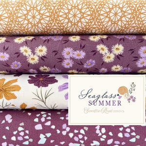 Può includere: Quattro campioni di tessuto con diversi motivi. Il campione superiore è un tessuto bianco con un motivo geometrico marrone. Il secondo campione è un tessuto viola con un motivo floreale bianco. Il terzo campione è un tessuto bianco con un motivo floreale marrone. Il campione inferiore è un tessuto viola con un motivo macchiato bianco. Il testo sulla carta bianca dice "Seaglass Summer Sweetfire Road Design Co."