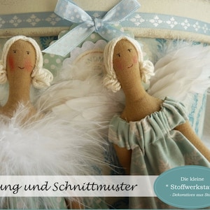 Könnte beinhalten: Zwei handgemachte Stoffpuppen mit weißen Flügeln und blauen Kleidern. Die Puppen sitzen auf einem blau-weiß gemusterten Behälter mit einem blauen Band und dem Text "Elfenzauber" an der Seite. Der Text "Anleitung und Schnittmuster" befindet sich unten im Bild. Der Text "Die kleine Stoffwerkstatt" befindet sich unten rechts im Bild.