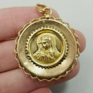 Vintage 18k Yellow Gold Virgin Mary Pendant Medal Round 4.4 Grams