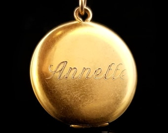Vintage Annette graviertes, goldgefülltes rundes Medaillon, 1 1/16 Zoll breit, WEH signiert, Name, Fotos Nachlassschmuck