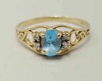 Anillo vintage de oro amarillo de 14k con topacio azul ovalado y pequeños diamantes, talla 6 1/2.