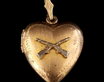 Vintage Sweetheart Sterling Silber Medaillon, WWII US ArmyInfanterie Anhänger 1940er Jahre gekreuztes Gewehr-Herz, Fotos, Gold gefüllt, Nachlass