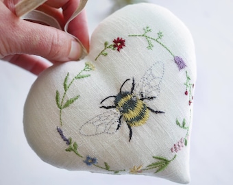 bee gifts, embroidered bee heart, hanging heart with a bee, gift for bee lovers, gifts for her, bees, bumble bee linen heart
