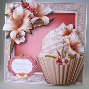 Grande carte d'anniversaire personnalisée faite main, maman, petit gâteau, fleurs, découpage 3D