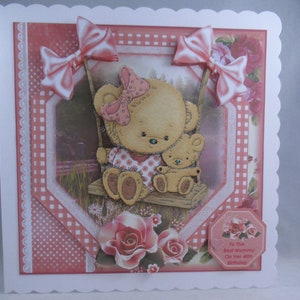 Carte d'anniversaire 3D Nounours sur la balançoire à découper, à personnaliser. Maman, fête des mères