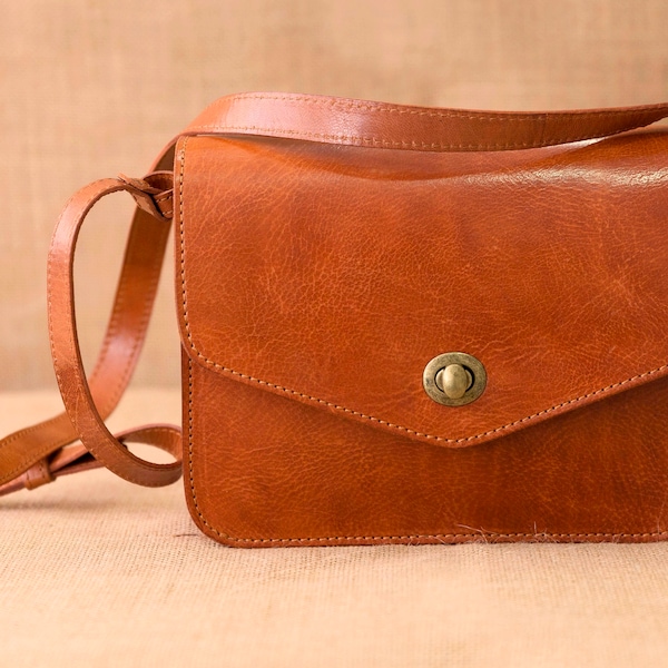 Handmade cross body purse / women messenger bag, carrier shoulderbag, vegetable tanned leather