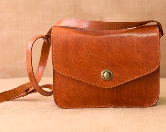 Handmade cross body purse / women messenger bag, carrier shoulderbag, vegetable tanned leather