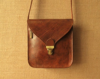 Handmade small messenger bag, unisex cross body bag, carrier shoulderbag, vegetable tanned leather
