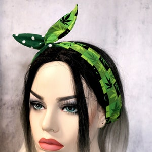 Peut inclure: Un bandeau vert et noir avec un motif de feuilles de marijuana. Le bandeau est noué en haut de la tête.