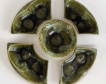 Vintage keramische serveerschalen voor chips en dipsaus uit de jaren 60/70 met druipglazuur, donkergroen.