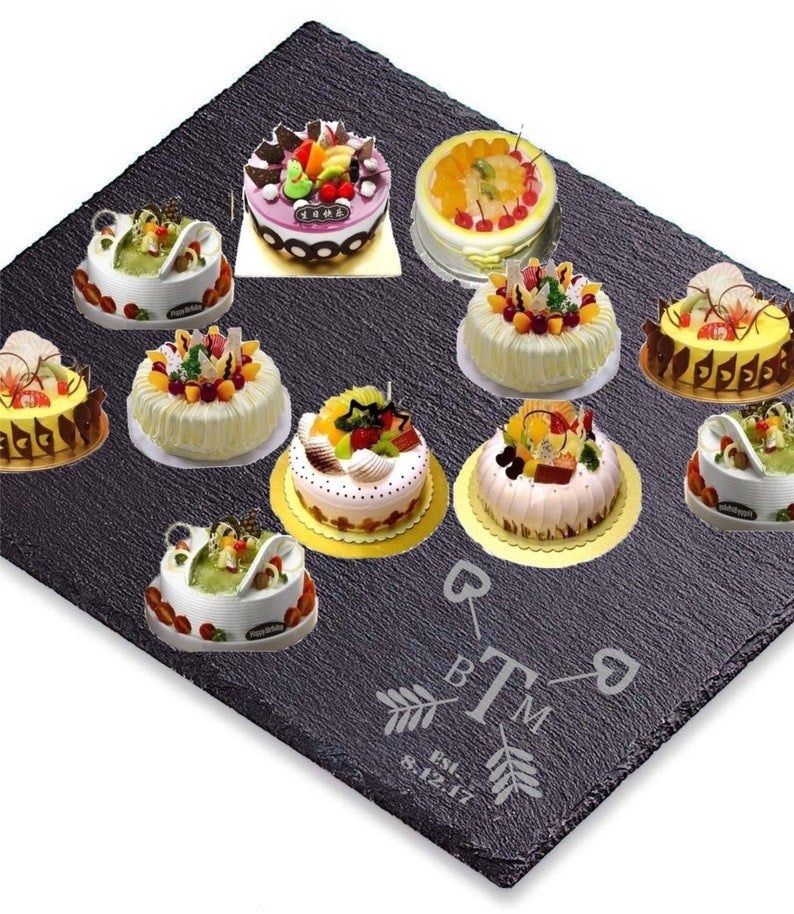 Puede incluir: Una bandeja de servir de pizarra negra con 10 pasteles diferentes cubiertos de fruta. Los pasteles est&aacute;n decorados con varias frutas, incluyendo fresas, cerezas, kiwi y uvas. La bandeja tiene un dise&ntilde;o decorativo con las letras "BTM" y la fecha "8.12.17".