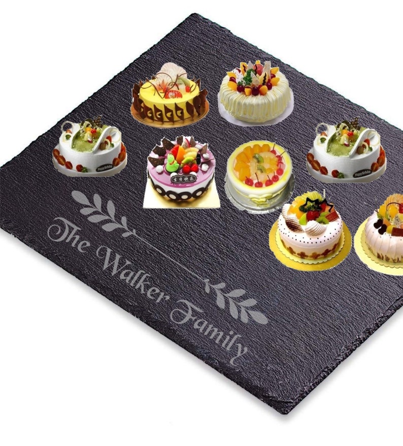 Puede incluir: Una bandeja de servir de pizarra negra con las palabras "The Walker Family" grabadas. La bandeja est&aacute; decorada con nueve pasteles diferentes cubiertos de fruta.